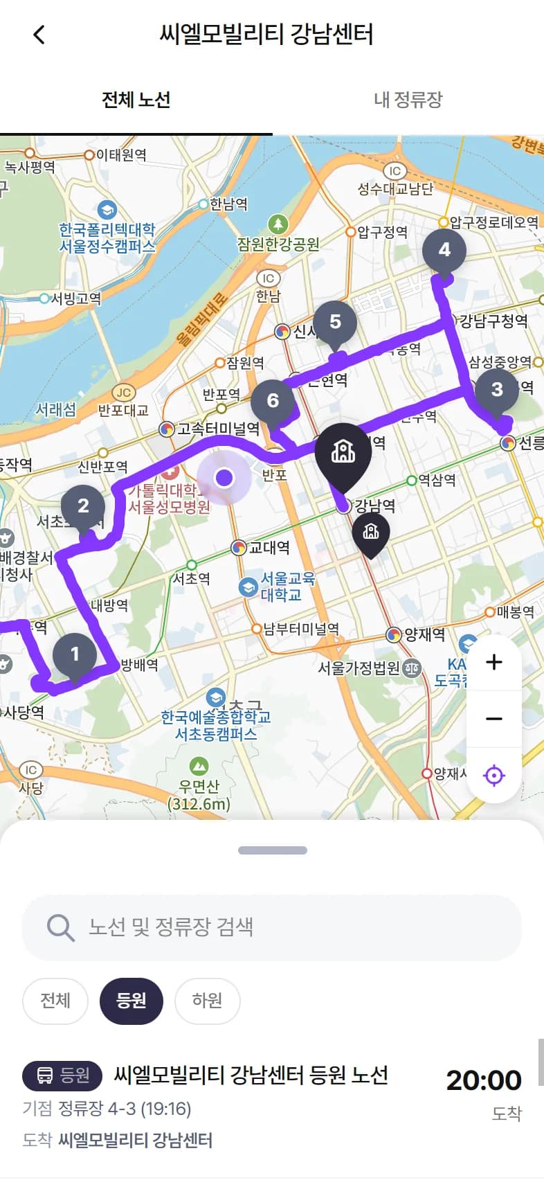 휴대폰으로 연 안내페이지. 도로를 따라 그려진 노선과 정류장 번호, 내 위치 점이 함께 보인다